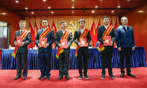 宜化集團召開2019年慶祝“五一”國際勞動節暨表彰大會(圖8) 宜化集團召開2019年慶祝“五一”國際勞動節暨表彰大會(圖8)