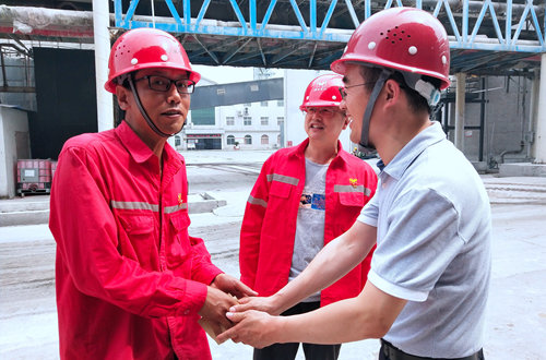 集團(tuán)領(lǐng)導(dǎo)看望慰問(wèn)離退休黨員、基層困難黨員和年輕黨員(圖2)