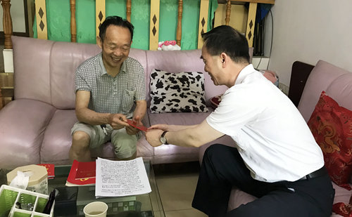 集團(tuán)領(lǐng)導(dǎo)看望慰問(wèn)離退休黨員、基層困難黨員和年輕黨員(圖3)