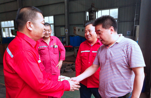 集團(tuán)領(lǐng)導(dǎo)看望慰問(wèn)離退休黨員、基層困難黨員和年輕黨員(圖6)