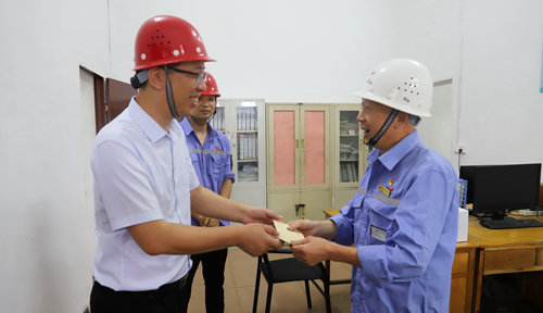 集團(tuán)領(lǐng)導(dǎo)看望慰問(wèn)離退休黨員、基層困難黨員和年輕黨員(圖5)