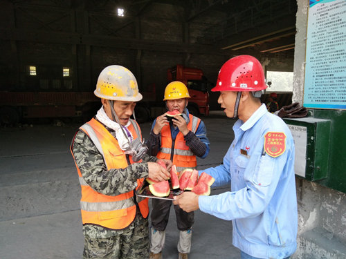 集團總部機關(guān)到一線送清涼(圖3) 集團總部機關(guān)到一線送清涼(圖3)