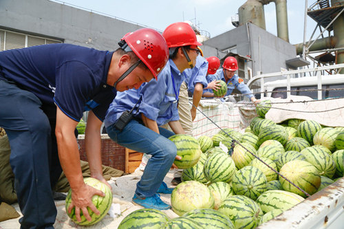 集團總部機關(guān)到一線送清涼(圖2) 集團總部機關(guān)到一線送清涼(圖2)