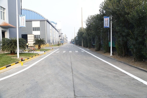 熱火朝天!集團總部140余人到股份公司氯堿分廠開展勞動(圖3) 熱火朝天!集團總部140余人到股份公司氯堿分廠開展勞動(圖3)