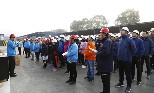 熱火朝天!集團總部140余人到股份公司氯堿分廠開展勞動(圖1) 熱火朝天!集團總部140余人到股份公司氯堿分廠開展勞動(圖1)