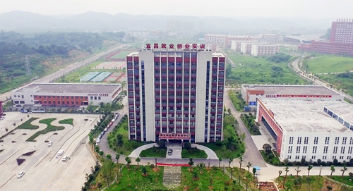 王大真到實(shí)訓(xùn)基地調(diào)研(圖3) 王大真到實(shí)訓(xùn)基地調(diào)研(圖3)