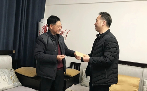 集團領導春節前走訪慰問一線職工、困難職工和離退休老干部(圖2) 集團領導春節前走訪慰問一線職工、困難職工和離退休老干部(圖2)