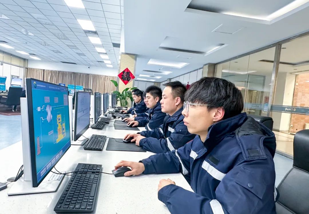 【先進班組】聯化公司合成氨分廠工藝二班:扎實抓牢崗位安全生產(圖2) 【先進班組】聯化公司合成氨分廠工藝二班:扎實抓牢崗位安全生產(圖2)