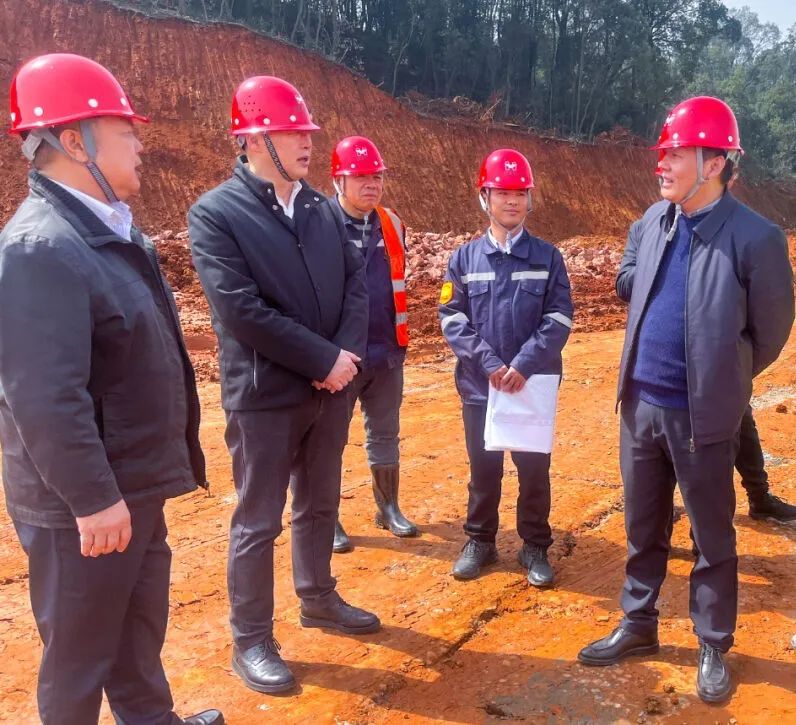 宜昌市國資委黨委書記、主任黃智華一行到楚星公司搬遷升級改造項目現場調研(圖2) 宜昌市國資委黨委書記、主任黃智華一行到楚星公司搬遷升級改造項目現場調研(圖2)