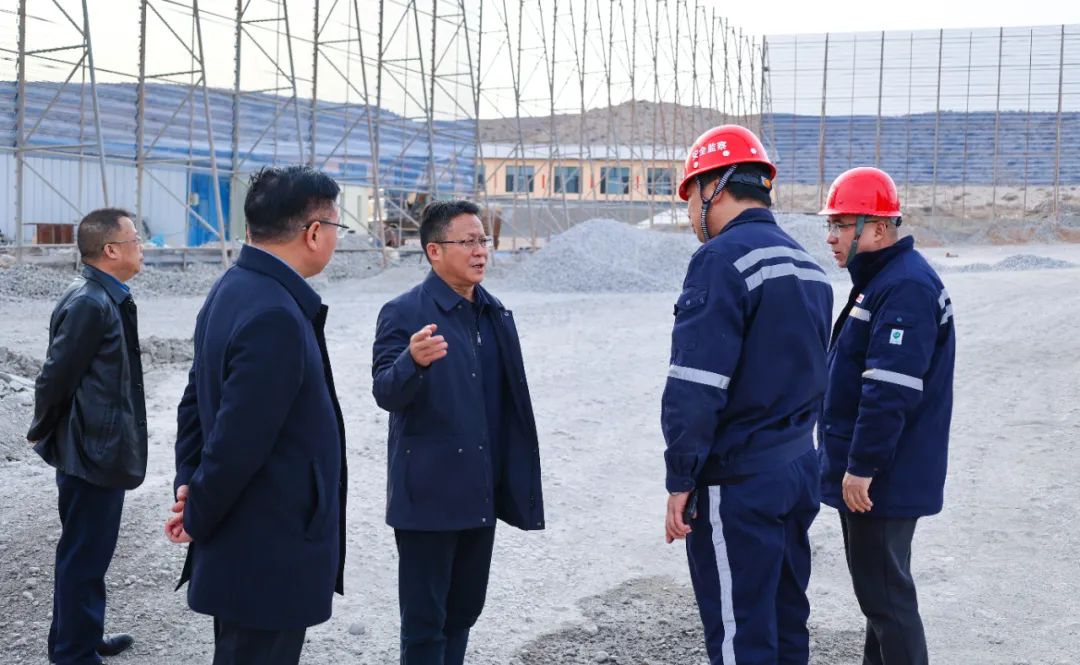 王大真到內(nèi)蒙片區(qū)現(xiàn)場(chǎng)辦公(圖2) 王大真到內(nèi)蒙片區(qū)現(xiàn)場(chǎng)辦公(圖2)