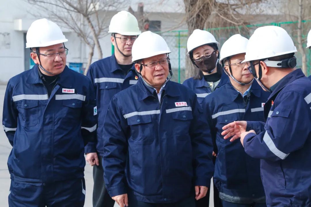 王大真到內(nèi)蒙片區(qū)現(xiàn)場(chǎng)辦公(圖4) 王大真到內(nèi)蒙片區(qū)現(xiàn)場(chǎng)辦公(圖4)