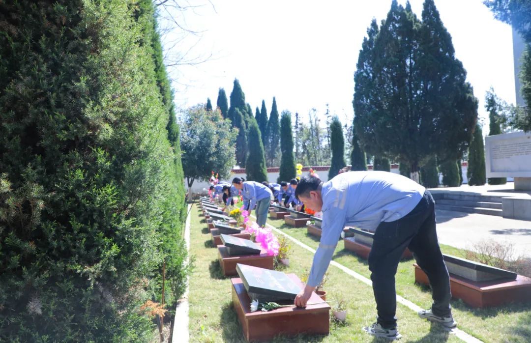 傳承紅色基因賡續(xù)紅色血脈!松滋肥業(yè)開(kāi)展清明祭英烈主題黨日活動(dòng)(圖5) 傳承紅色基因賡續(xù)紅色血脈!松滋肥業(yè)開(kāi)展清明祭英烈主題黨日活動(dòng)(圖5)