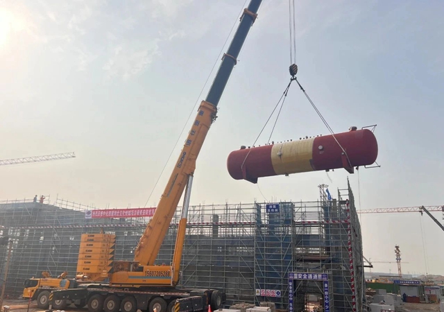 首臺(tái)大型設(shè)備“落戶”,氯堿新能源項(xiàng)目吹響工程設(shè)備安裝新號(hào)角!(圖1) 首臺(tái)大型設(shè)備“落戶”,氯堿新能源項(xiàng)目吹響工程設(shè)備安裝新號(hào)角!(圖1)