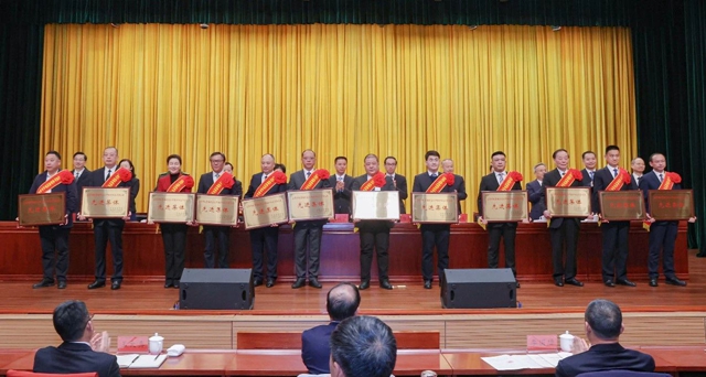 宜化集團(tuán)獲評(píng)宜昌市統(tǒng)籌推進(jìn)高水平保護(hù)和高質(zhì)量發(fā)展先進(jìn)集體(圖1) 宜化集團(tuán)獲評(píng)宜昌市統(tǒng)籌推進(jìn)高水平保護(hù)和高質(zhì)量發(fā)展先進(jìn)集體(圖1)