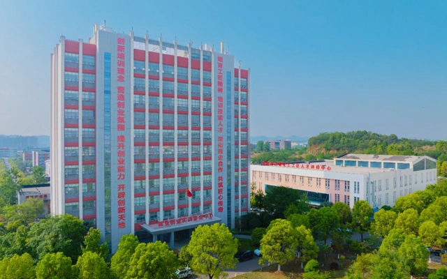 宜化職業(yè)培訓中心榮獲“湖北五一勞動獎狀”(圖1) 宜化職業(yè)培訓中心榮獲“湖北五一勞動獎狀”(圖1)